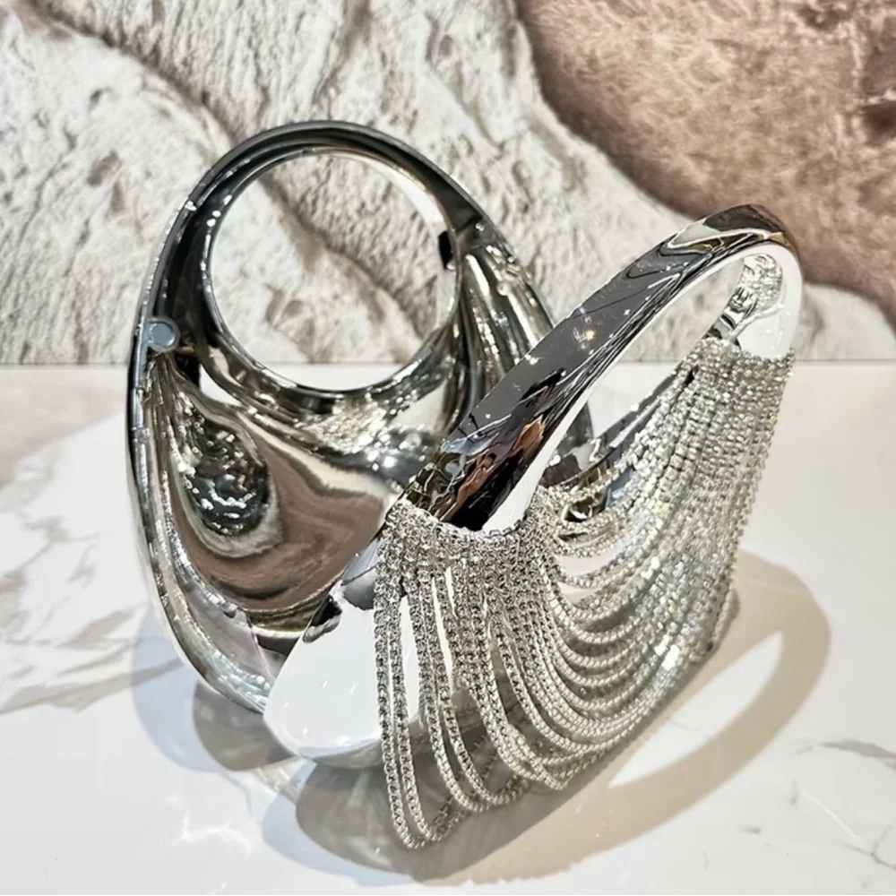 Elegant Silver Handbag with Rhinestone Detailing - Picture 4 of 6